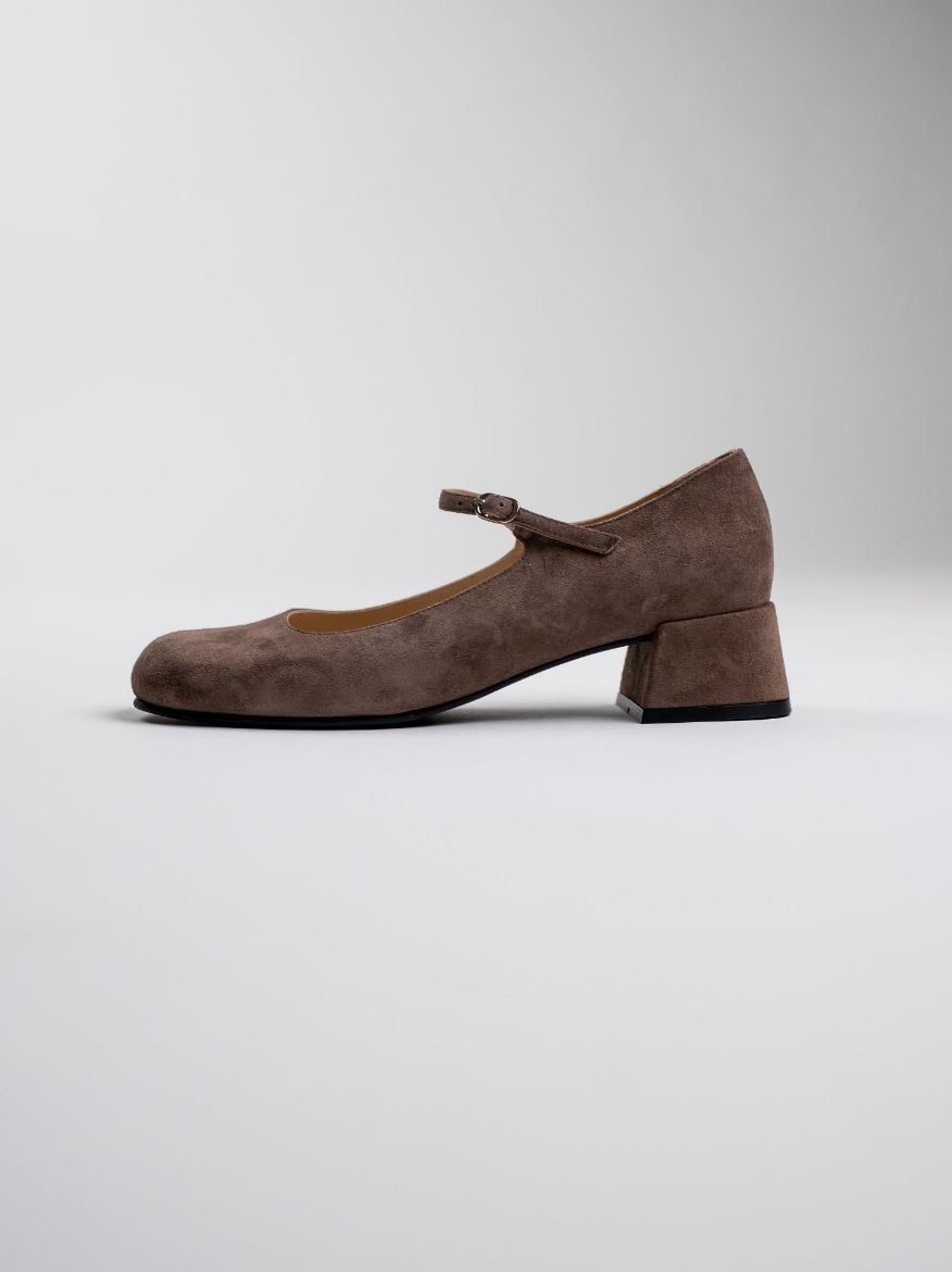 clara mocha-mousse