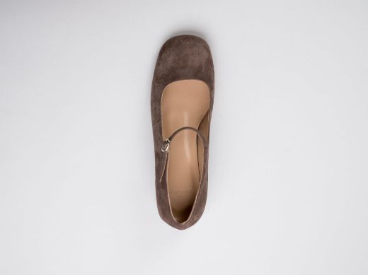 clara mocha-mousse