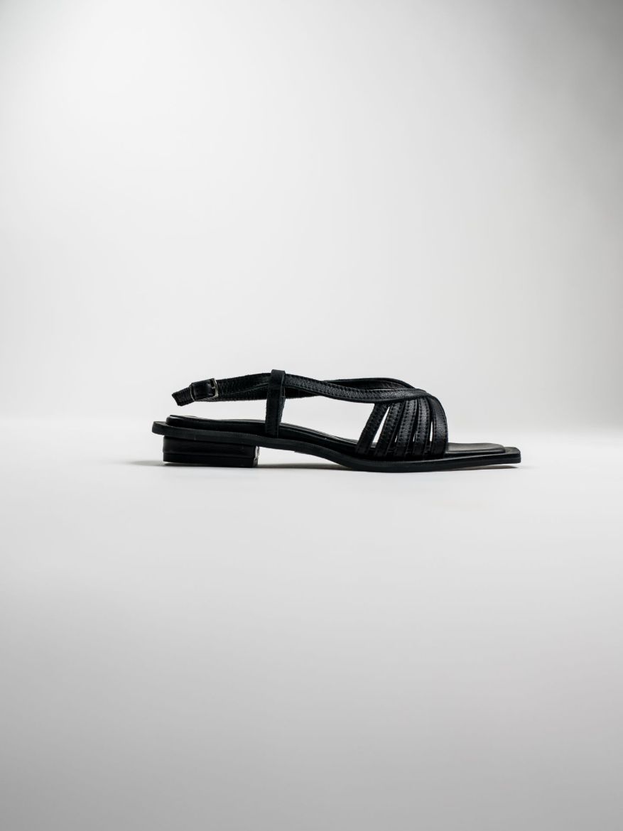 LIORA - STUDIO BLACK resmi